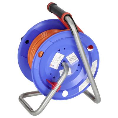 Blaue Kabeltrommel mit orangem Kabel und Metallklappengriff, auf weißem Hintergrund dargestellt.