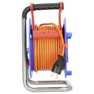 Orangenes Verlängerungskabel auf einer blau-silbernen Rolle mit schwarzem Griff und Stecker, vor weißem Hintergrund dargestellt.