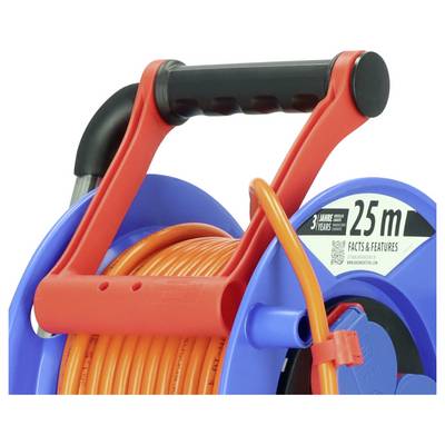 Nahaufnahme eines 25 m langen orangefarbenen Gartenschlauchs auf einer blauen Spule mit rotem Griff und schwarzem Handgriff.
