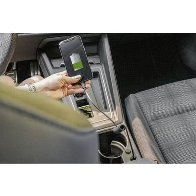 Ein Smartphone wird in einem Auto aufgeladen. Das Display zeigt eine teilweise aufgeladene Batterie an.