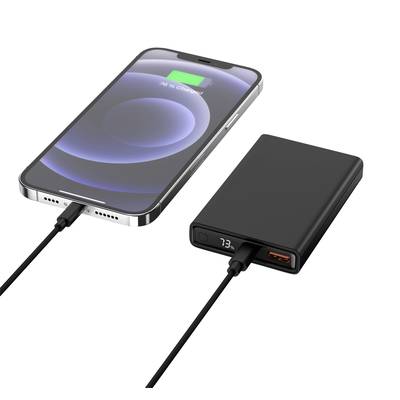 Ein Smartphone wird über ein Kabel von einer Powerbank geladen. Die Powerbank zeigt eine Restladung von 73% an.