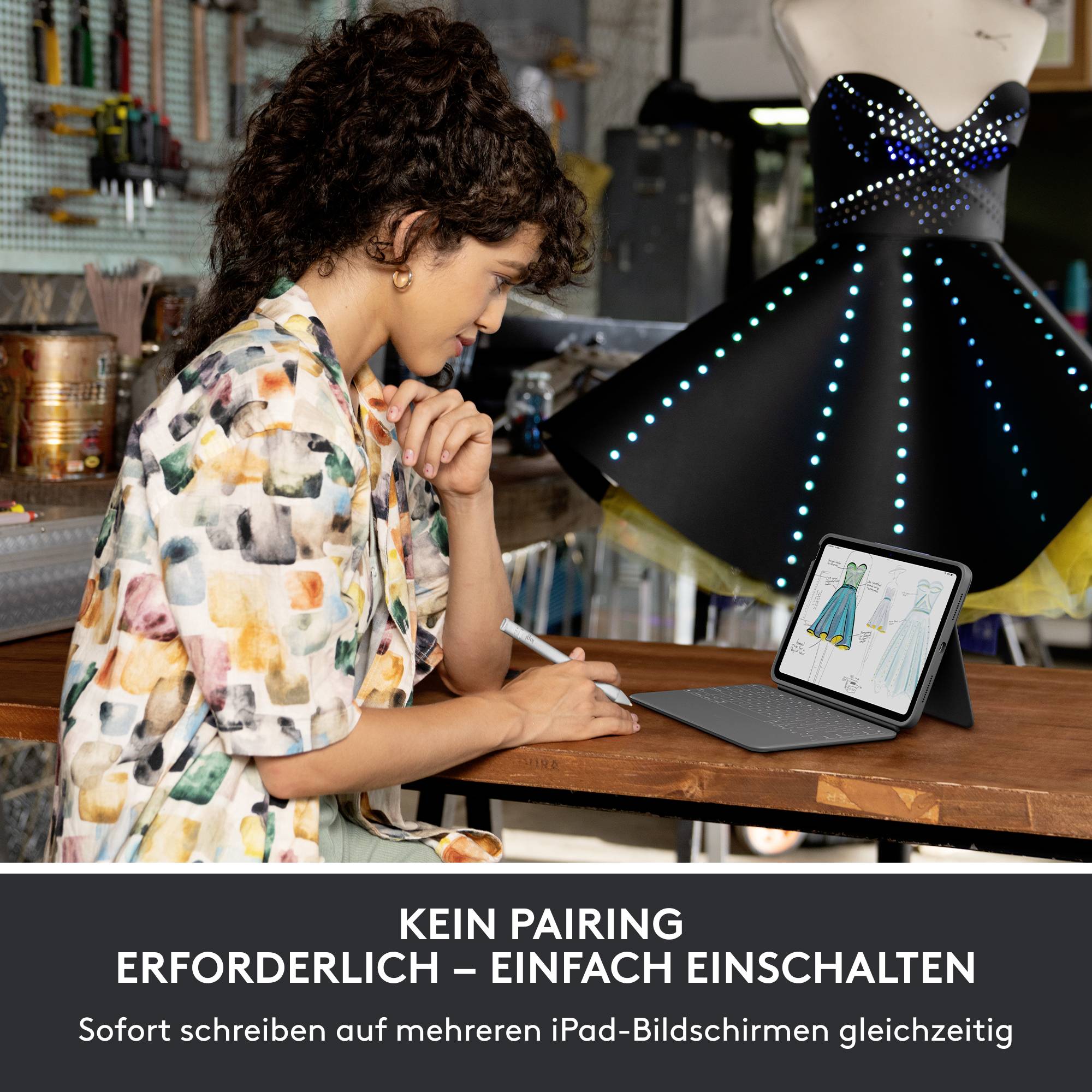 Eine Person skizziert ein Modekleid auf einem Tablet. Das Kleidungsstück im Hintergrund leuchtet blau. Text: 'Kein Pairing erforderlich – einfach einschalten'.