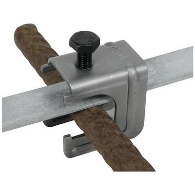Eine silberne Klemme fixiert einen rostigen Metallstab an einer flachen Metallschiene.