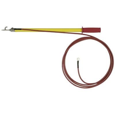 Gelber Isolierstab mit rotem Griff, daran befestigt ein langes rotes Kabel mit Ringkabelschuh. Werkzeug zur Erdung in elektrischen Anlagen.