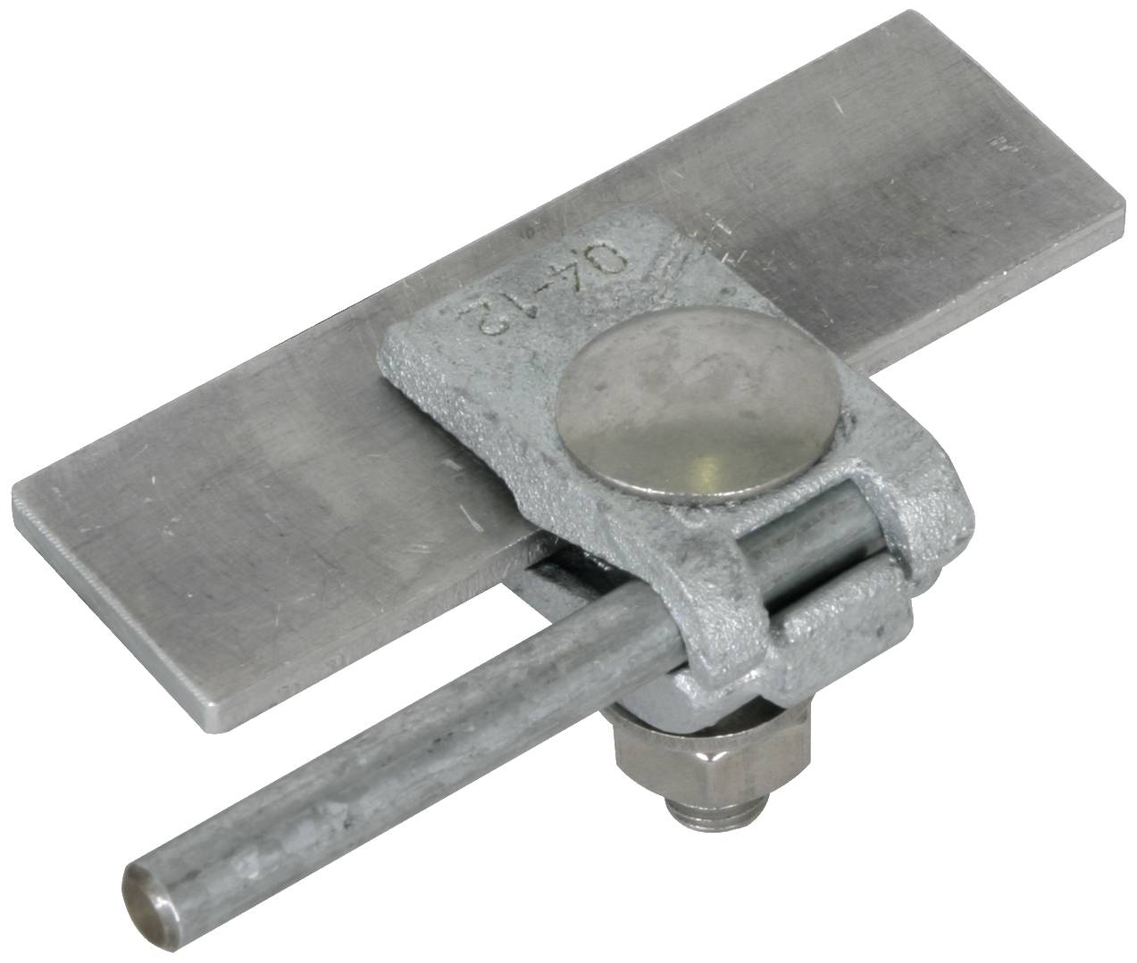 Ein Metallklemmsystem mit flachem und rundem Teil, verbunden durch eine Schraube. Verwendet für mechanische Befestigungen und Verbindungen.