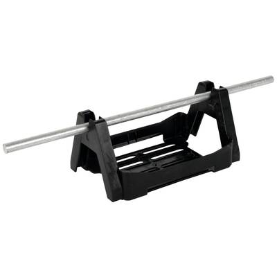 Ein schwarzer Kunststoffhalter hält eine Metallstange horizontal.