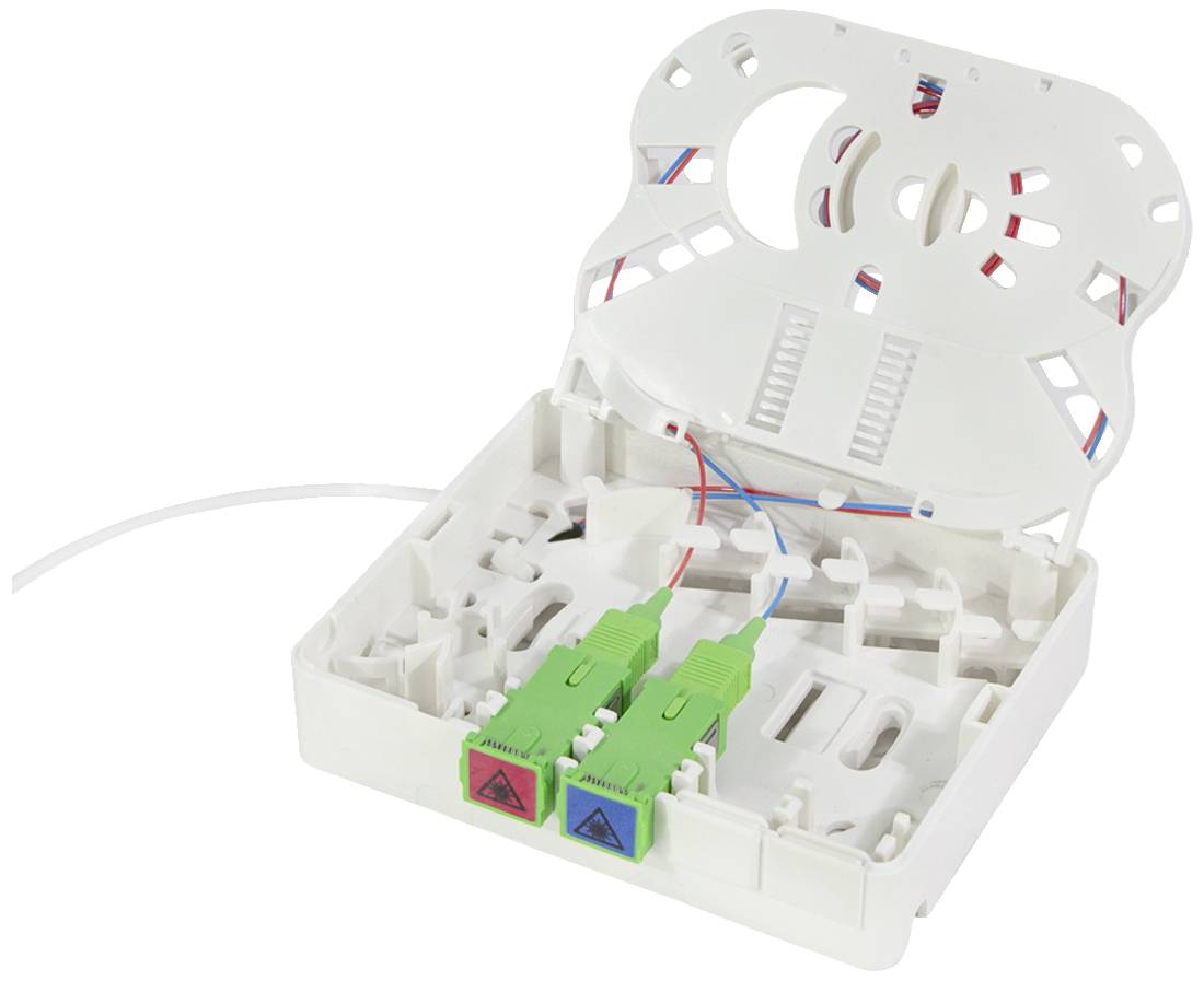 Ein offener Glasfaser-Anschlusskasten mit zwei grünen SC-Steckverbindern und sichtbaren roten und blauen Kabeln im Inneren.