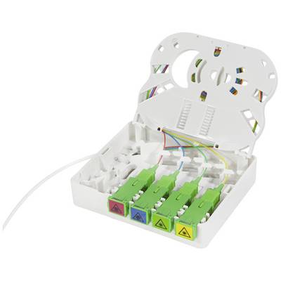 Ein weißer Glasfaser-Anschlusskasten mit offenen Abdeckungen zeigt drei farbige Kabel, die in grüne Anschlüsse eingesteckt sind.