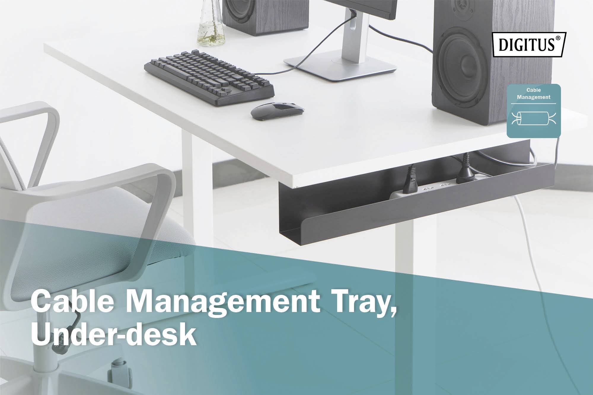 Ein Schreibtisch mit Monitor, Tastatur, Lautsprechern und Kabelmanagementsystem unter der Tischplatte. Text: 'Cable Management Tray, Under-desk'.