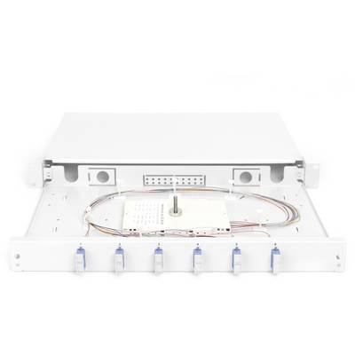 Ein weißes Netzwerk-Patchpanel mit offenen Ports, sichtbaren Kabeln und einem zentralen Verteilerblock vor einem hellen Hintergrund.