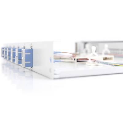 Faseroptik-Kabel verbunden mit einem Patchpanel in einem Rechenzentrum, verschwommener Hintergrund.