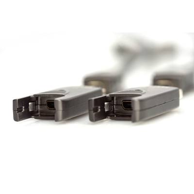 Mehrere schwarze, flache Kabel mit USB-C-Anschlüssen, die in einer Reihe auf einer weißen Oberfläche liegen, Fokus auf die Stecker.