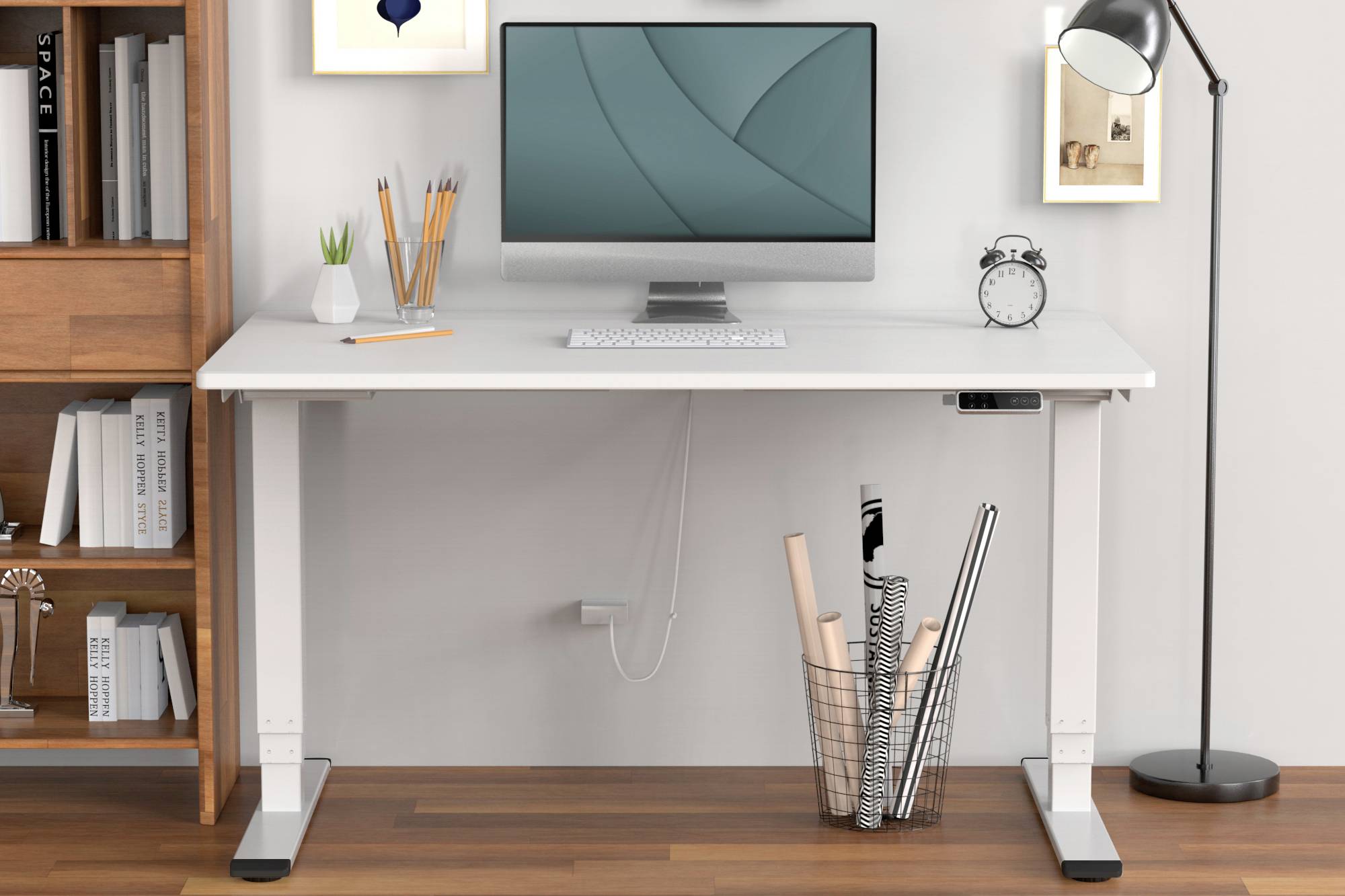 Ein moderner, aufgeräumter Arbeitstisch mit einem Computerbildschirm, Tastatur und verschiedenen Schreibutensilien. Daneben ein Bücherregal.