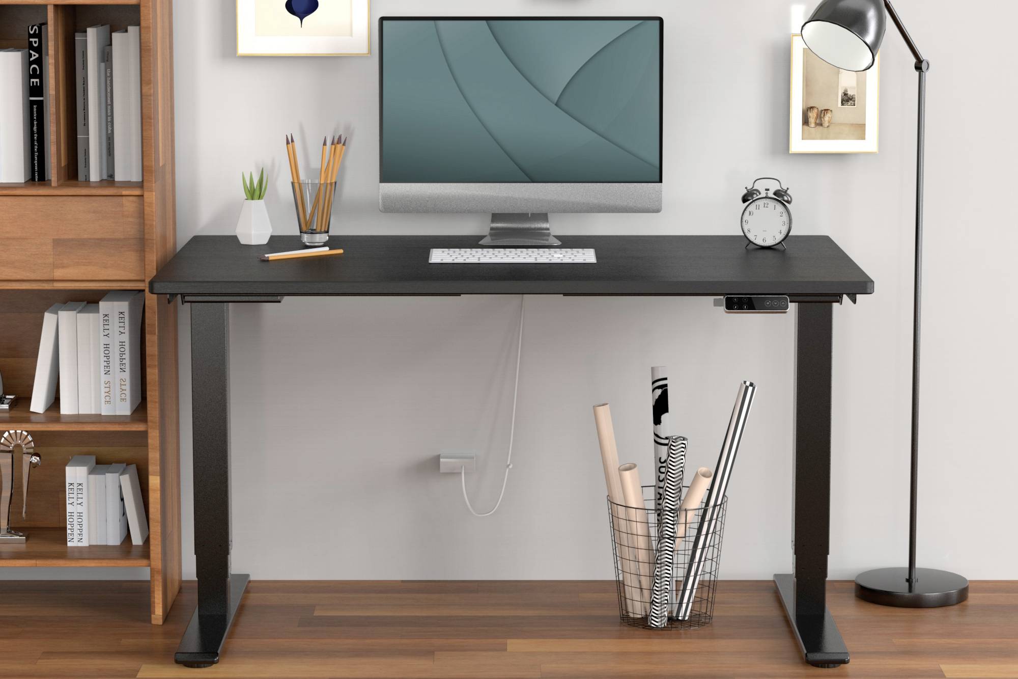 Ein moderner Schreibtisch mit einem Monitor, Tastatur und verschiedenen Büroartikeln steht in einem Arbeitszimmer mit Regalen und Lampe.