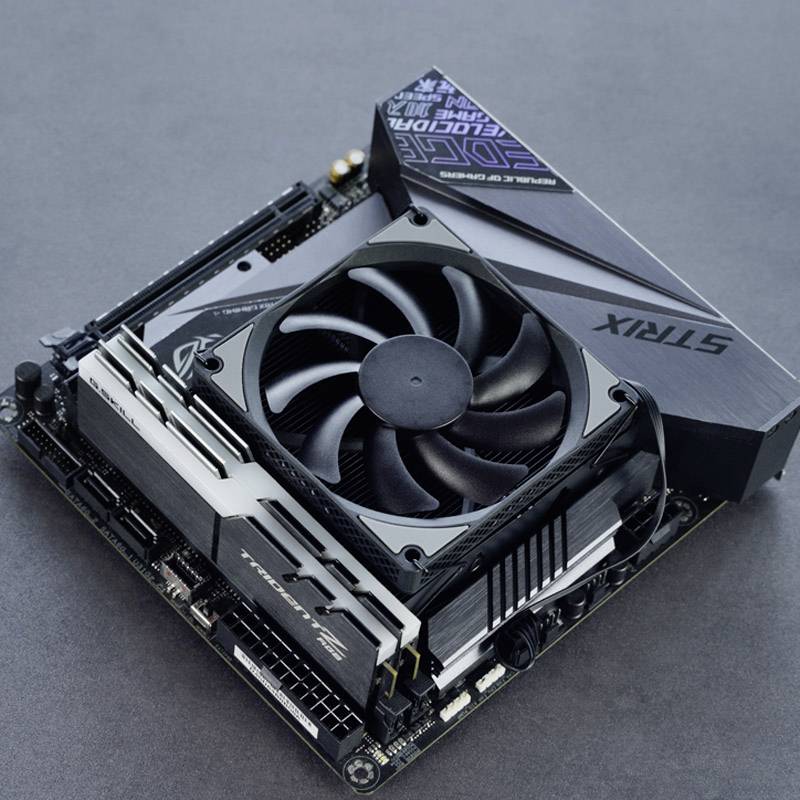 Ein Computer-Motherboard mit installiertem CPU-Kühler, der Lüfter und Kühlrippen zeigt.