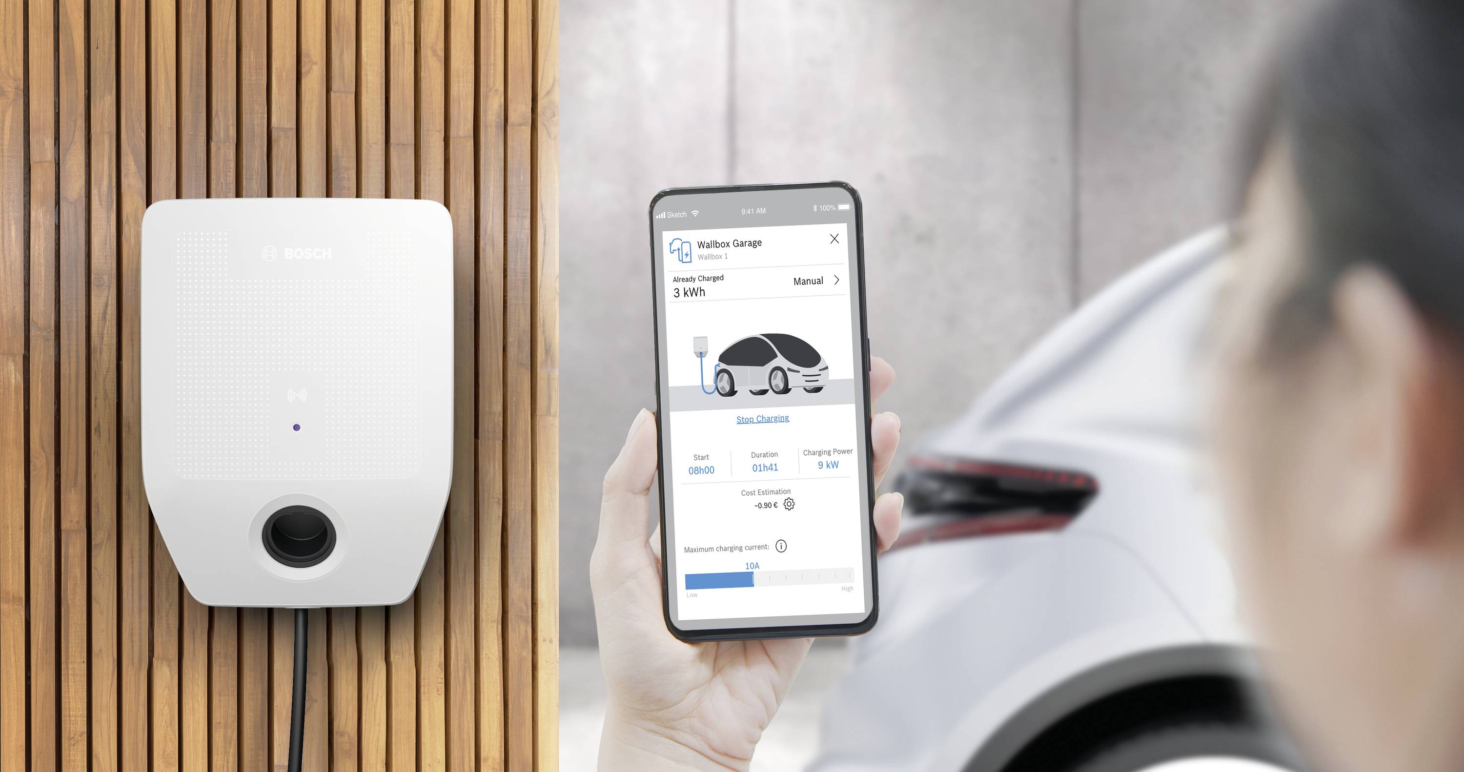 Eine Person betrachtet ein Smartphone, das eine App zur Steuerung des Ladevorgangs eines Elektroautos zeigt. Im Hintergrund eine Ladestation.