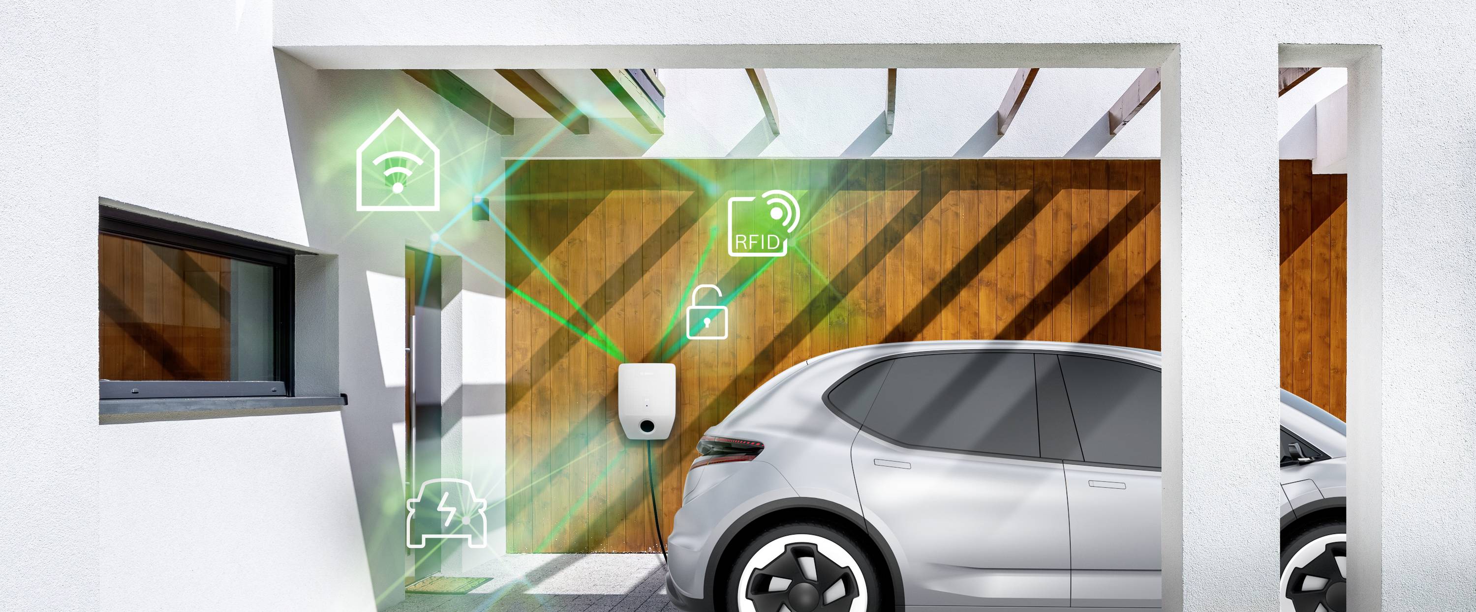 Ein Elektroauto wird in einer modernen Garage aufgeladen. Symbole weisen auf Vernetzungs- und Smart-Home-Funktionen hin.