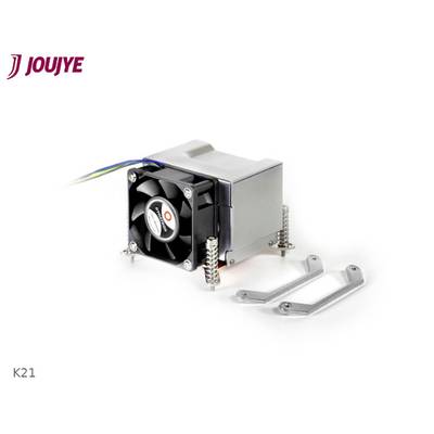 Ein Kühler mit Lüfter für einen Computerprozessor, daneben zwei Halterungen. Oben links das Logo 'JOUJYE'.