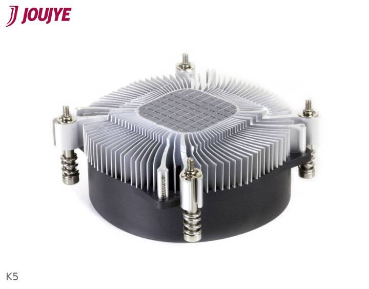 Ein runder CPU-Kühler mit silbernen Lamellen und vier Befestigungsschrauben. Oben links ist das Logo 'JOUYE' zu sehen.