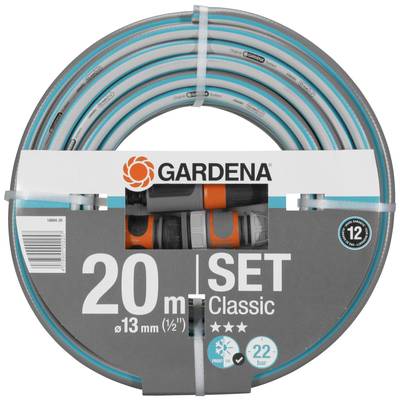 Ein 20-Meter-Wasserschlauch-Set der Marke Gardena, geeignet für 13-mm-Anschlüsse. Enthält Zubehör und ist für einen Druck bis 22 bar ausgelegt.