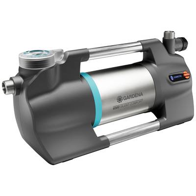 Ein silberner und schwarzer Wasserdruckverstärker von Gardena, Modell 6300 Silent Comfort, mit Anschlüssen an beiden Enden.