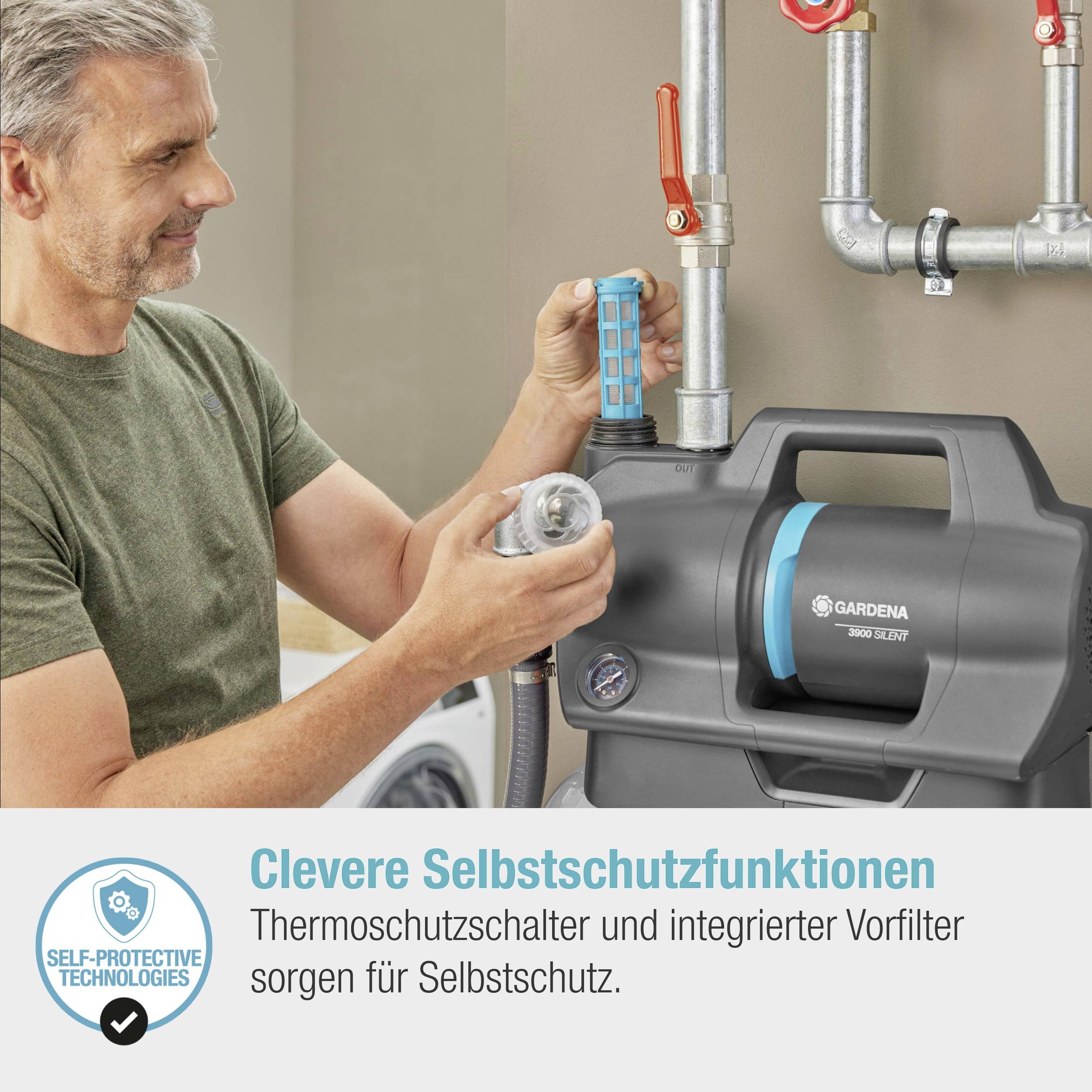 Mann installiert Wasserpumpe mit blauem Filter und Thermoschutzschalter. Text unten: 'Clevere Schutzschalter und integrierter Vorfilter sorgen für Selbstschutz.'
