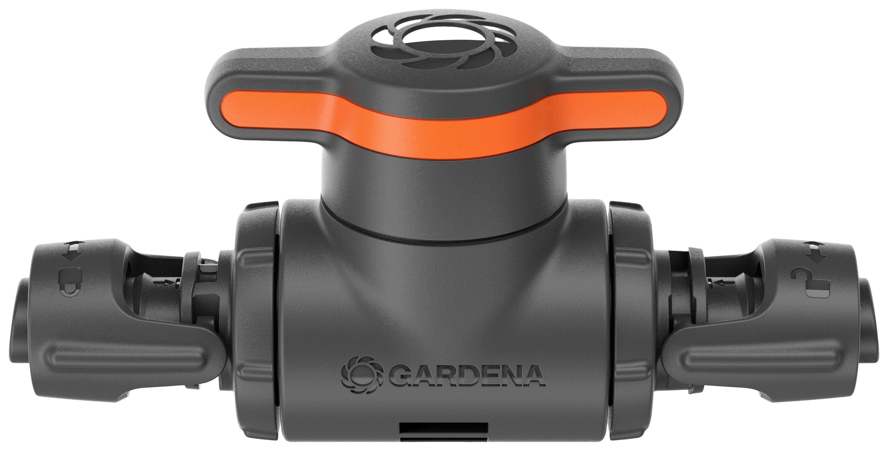 Ein schwarzes Gardena-Ventil mit orangefarbenem Griff zur Regulierung des Wasserflusses in einem Bewässerungssystem.