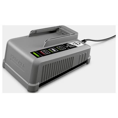 Eine graue Ladestation für Batterien mit einer LED-Anzeige, die den Ladestatus zeigt, und einem angeschlossenen Stecker, vor einem einfarbigen Hintergrund.