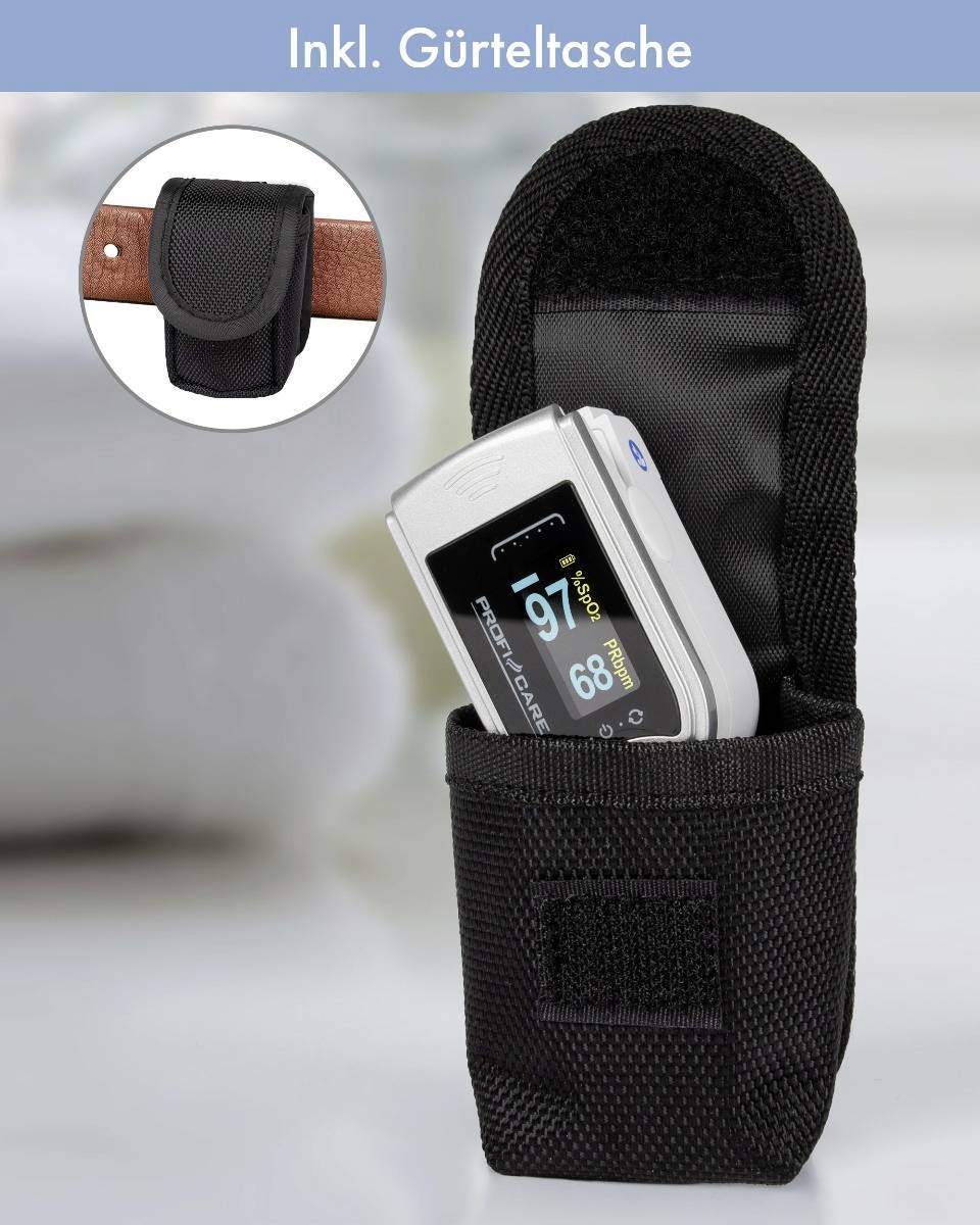 Ein Pulsoximeter in einer schwarzen Gürteltasche. Im Hintergrund ein Bild der Tasche an einem Gürtel befestigt.