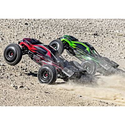 Zwei ferngesteuerte Autos, eines rot-schwarz und eines grün-schwarz, fahren schnell über eine off-road Schotterfläche, Staub aufwirbelnd.