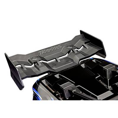 Ein schwarzer Spoiler mit 'Traxxas' Logo montiert auf einem ferngesteuerten Auto.
