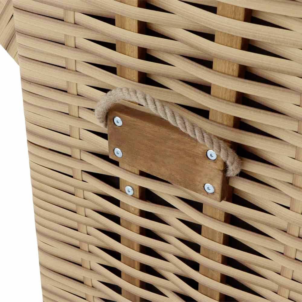 Nahaufnahme eines geflochtenen Korbs mit Holzgriff und Seil. Die natürliche Holzfarbe verleiht ihm ein rustikales Aussehen.