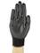 Schwarzer Arbeitshandschuh an einer Hand, Handfläche nach vorne zeigend, Schutzausrüstung für industrielle oder handwerkliche Tätigkeiten.