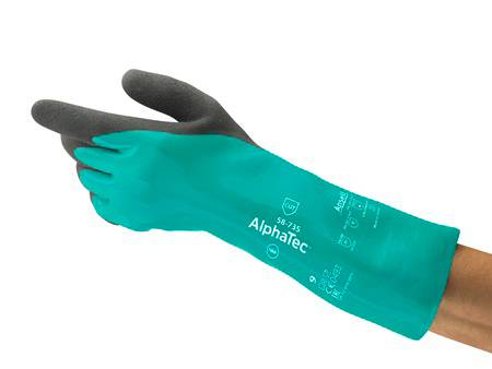 Ein Paar grüne und schwarze Schutzhandschuhe mit der Aufschrift 'AlphaTec' auf dem Handrücken, getragen an einer Hand.