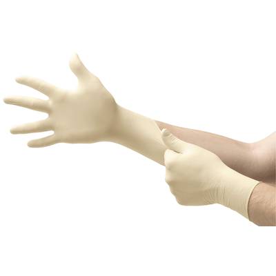 Person zieht einen beigefarbenen Einweghandschuh über die rechte Hand, bereit zur Verwendung in einer hygienischen Umgebung.