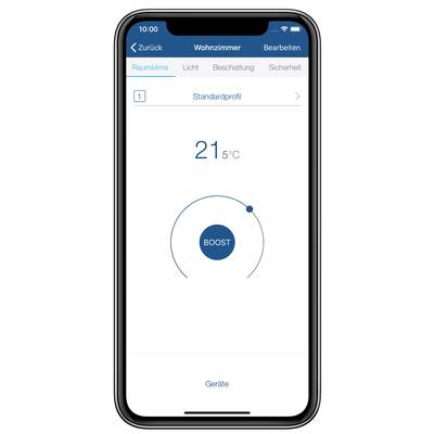 Smartphone-App-Bildschirm zur Steuerung des Raumklimas. Zeigt 21,5°C an mit 'BOOST'-Funktion aktiviert. Optionen: Raumklima, Licht, Beschattung, Sicherheit.
