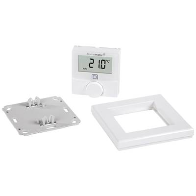 Ein digitaler Thermostat zeigt '21,0°C' an. Daneben liegen eine Montageplatte und ein Rahmen.