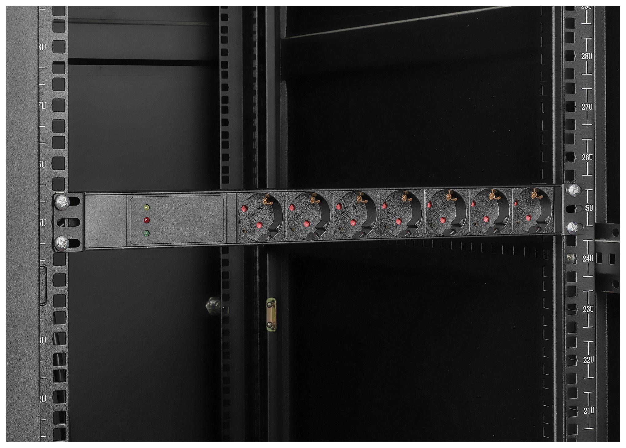 Ein elektrisches Rackgehäuse mit einer Steckdosenleiste, die mehrere Steckdosen und bunte LED-Anzeigen zeigt.