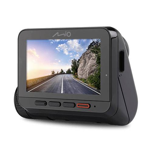 Ein Auto-Dashboard-Monitor zeigt eine Straße mit Bäumen und Felsen unter einem blauen Himmel. Gerät von der Marke Mio.