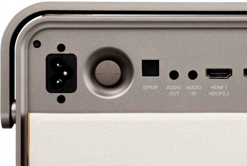 Rückseite eines elektronischen Geräts mit Anschlüssen: Stromanschluss, S/PDIF, Audioausgang, Audioeingang, HDMI 1, HDMI HDCP 2.2.