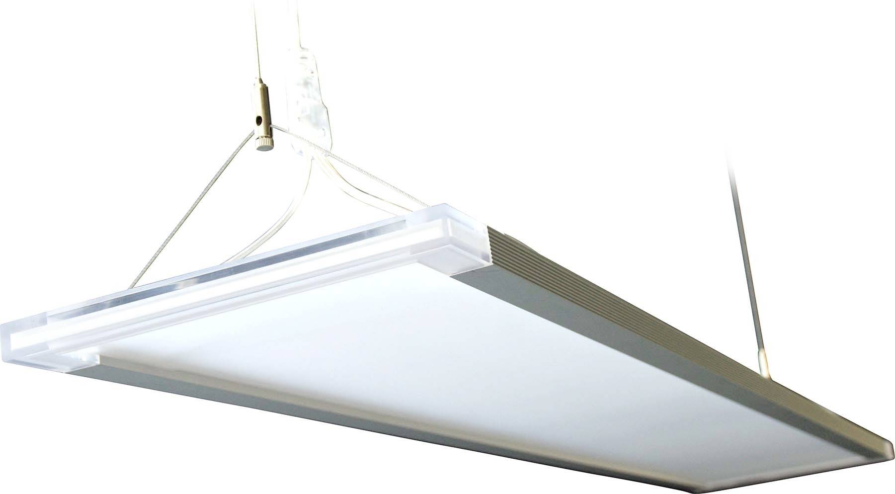 Flache, rechteckige LED-Deckenleuchte, hängend an dünnen Seilen. Moderne Beleuchtung für gewerbliche oder private Räume.