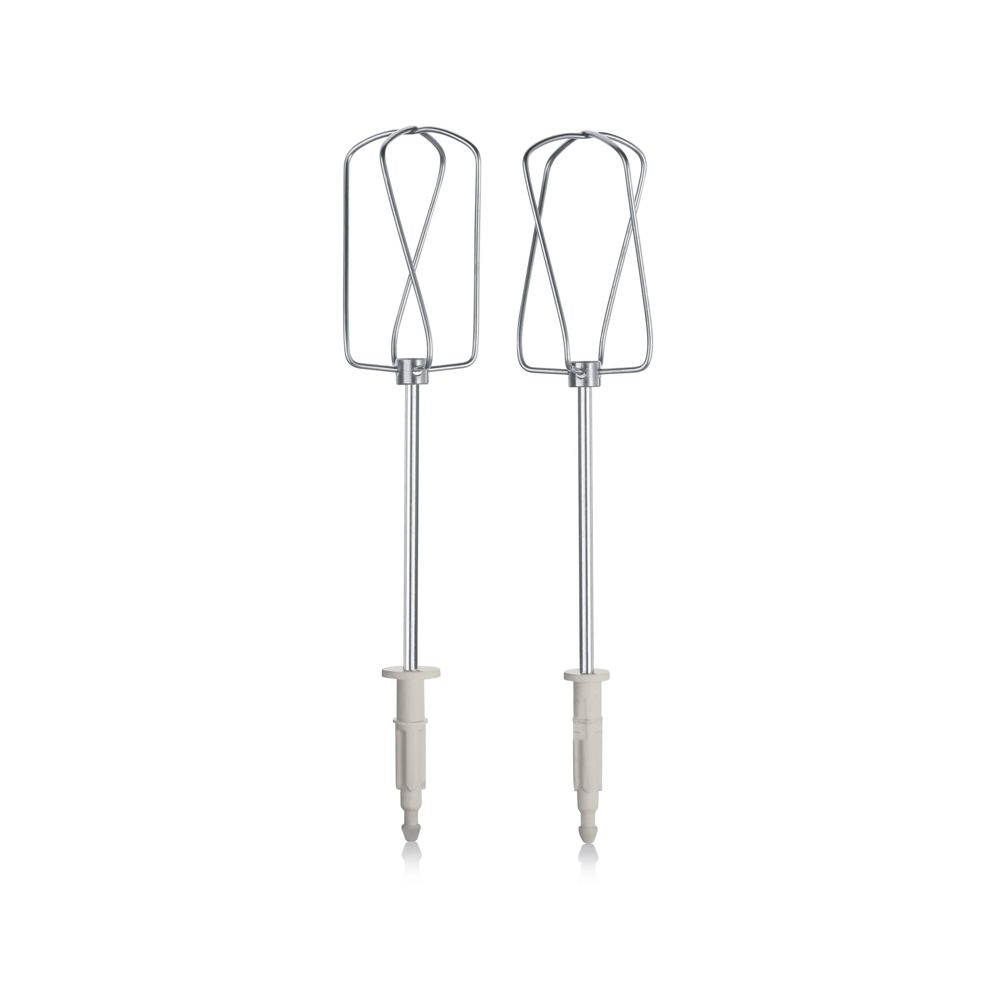 Zwei Metall-Rührbesen für einen Handmixer, vertikal nebeneinander vor weißem Hintergrund.