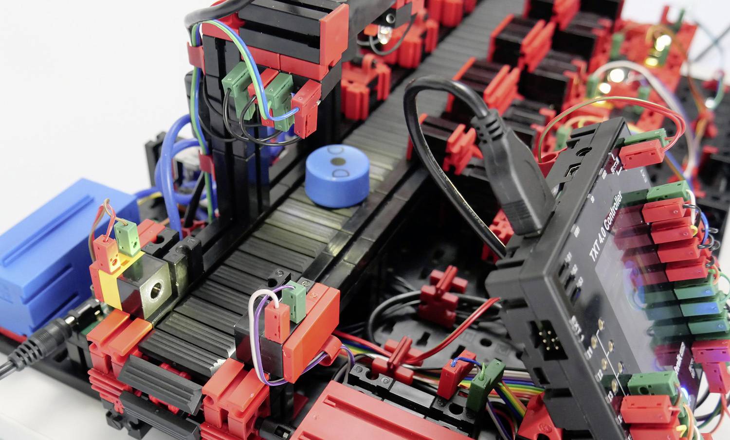 Ein komplexes Modell aus LEGO-Komponenten mit Kabelverbindungen und einem kleinen Display. Es zeigt eine technische Baukonstruktion.