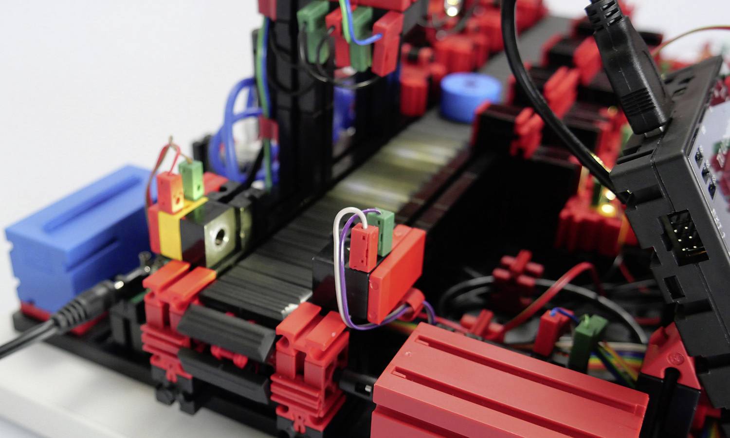 Modularer Bausatz mit bunten Komponenten zeigt eine elektronische Schaltung auf einer plattenartigen Basis.