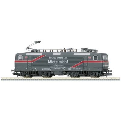 Eine schwarze Elektrolokomotive mit roten Streifen fährt auf Schienen. Auf der Seite steht 'Miete mich!' in weißer Schrift.
