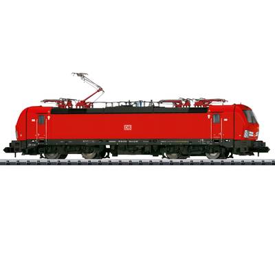 'Rote DB-Lokomotive auf Gleis, seitliche Ansicht. Zwei Stromabnehmer sind ausgefahren. Markantes DB-Logo in der Mitte.'