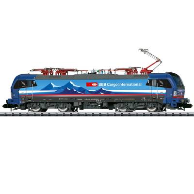 SBB Cargo International Zug, blau, mit weißen und roten Details. Verziert mit Bergen auf der Seite, auf Schiene positioniert.