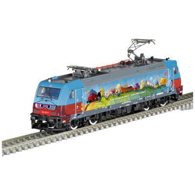Ein bunt bemalter Modellzug auf Gleisen zeigt Cartoon-Züge und Text: 'Egal, wie alt du bist...'. Lokomotive mit DB-Logo.
