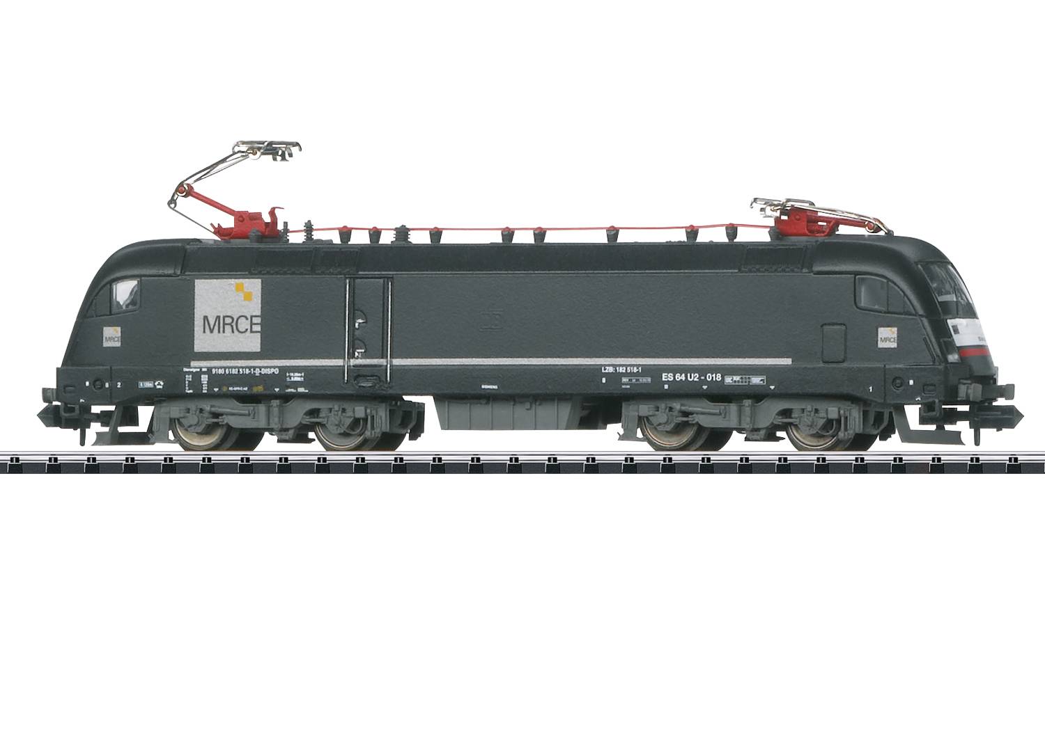 Eine schwarze Elektrolokomotive der Firma MRCE auf einem Gleis, seitliche Ansicht. Es handelt sich um eine moderne Lokomotive für den Güter- oder Personenverkehr.