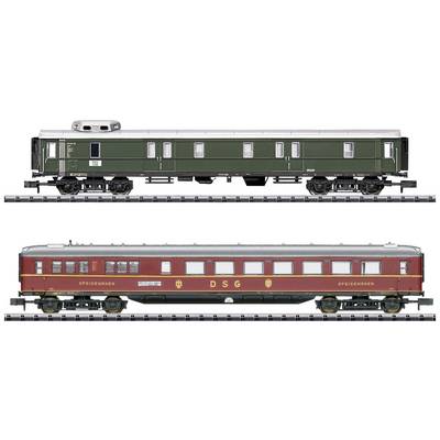 Zwei Modelleisenbahnwagen auf Schienen: Oben ein grüner Gepäckwagen mit Lüfter, unten ein roter Speisewagen der DSG mit gelber Schrift.